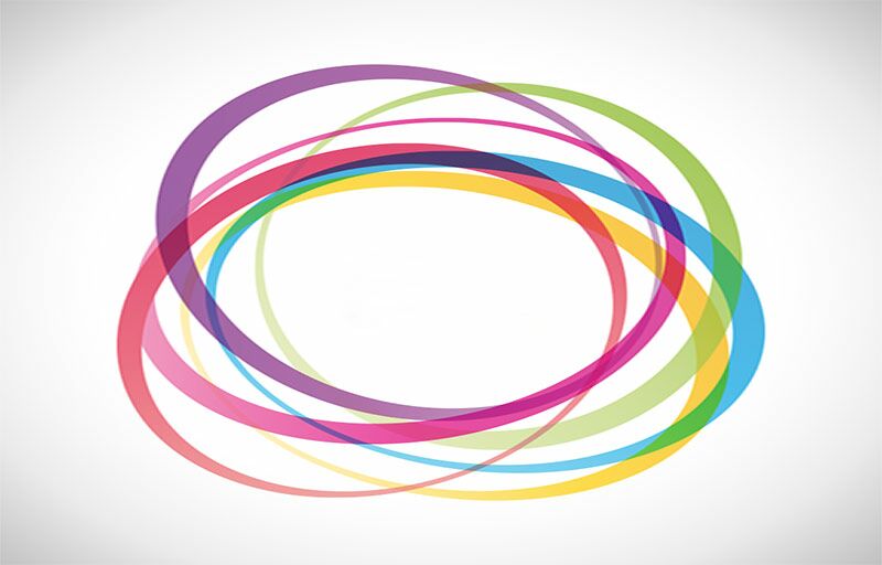 Bunte, sich überlappende, durchscheinende Ringe bilden ein abstraktes, kreisförmiges Muster auf weißem Hintergrund. Die Ringe sind in Rosa-, Blau-, Grün-, Gelb- und Lila-Tönen gehalten.