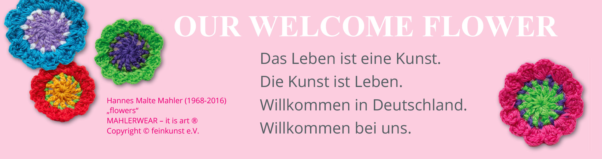 Bunte gehäkelte Blumen mit Willkommensnachricht auf rosa Hintergrund begrüßen Besucher in Deutschland.